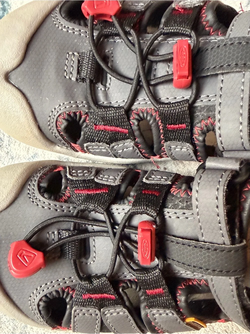 KEEN Kids Newport H2 closed-toe sandals in black, gray & red